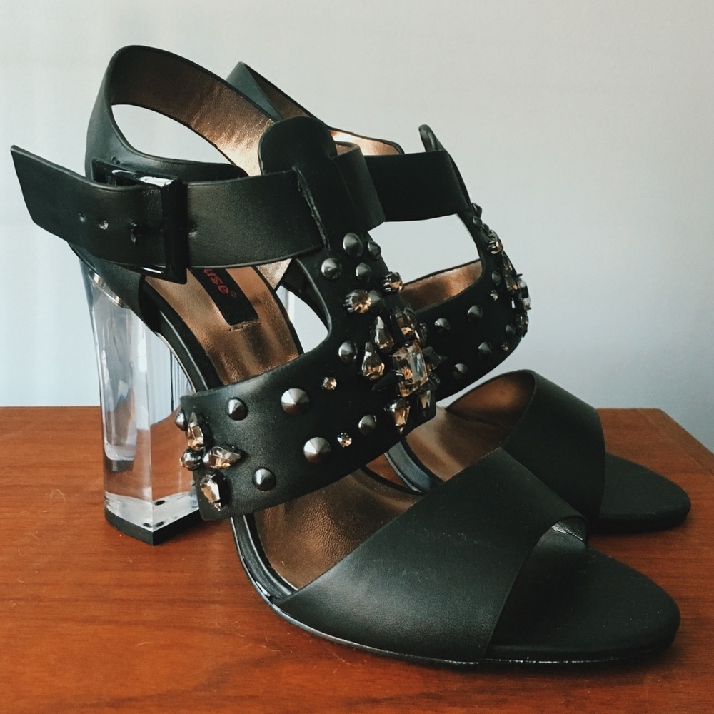 🔥🔥
Lucite heels